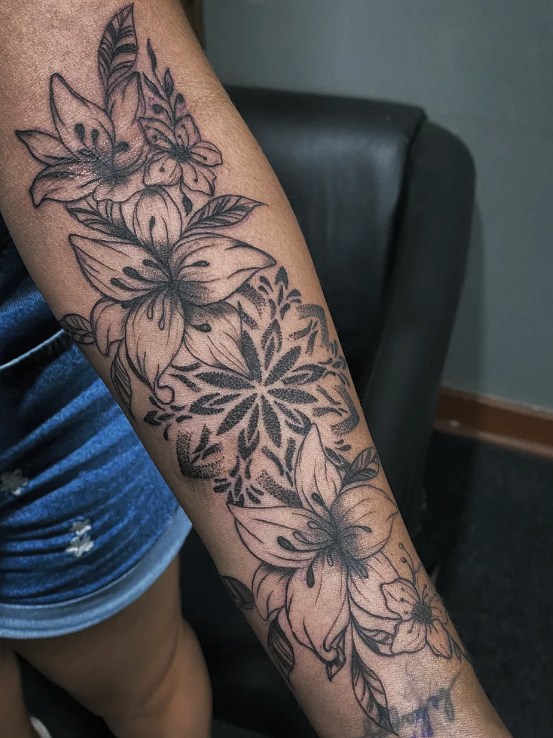 Tatuagem fine line botânica Nina Dias - Ribeirão Pires SP
