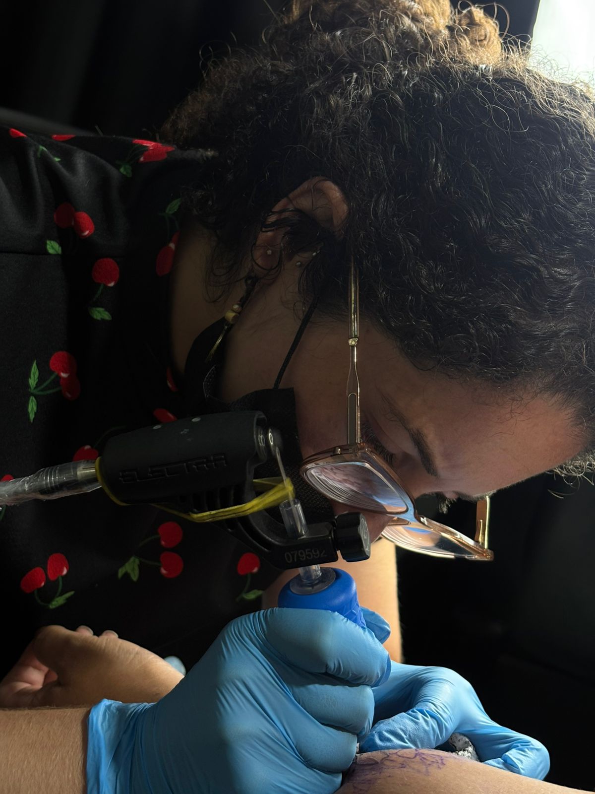 Nina Dias - Artista de Fine Line Tattoo